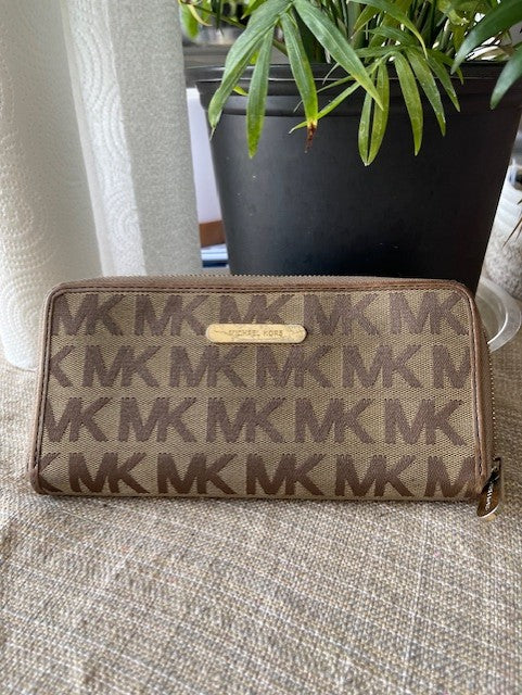 Michael Kors Zip Wallet